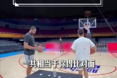 宝刀不老!阿尔德里奇中国行和孟铎PK投篮游戏 两人战成1-1
