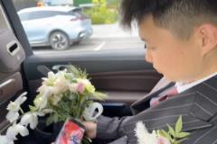 这是真的热爱哈!男子结婚在婚车上拿着手机看火勇季后赛~