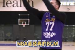 原来今天是双金球奖颁奖典礼,不然女主持怎么这身打扮呀~