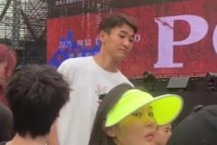 韦世豪带着老婆惊现陶喆演唱会,敢不敢喊一句:南波赛文