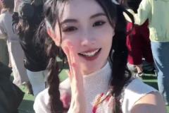 篮球主播金佳悦忙里偷闲去了音乐节,这一眼就像小明星啊