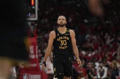 Slater：库里左腿筋不适请求换人，正前往更衣室检查！
