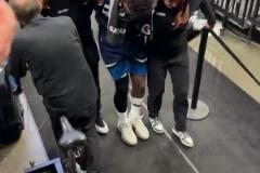 还好没事!观众席视角看爱德华兹被搀扶回更衣室的一幕真吓人