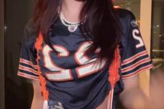 跨界了?美娜身穿一身足球服跳手势舞:来个帅的~