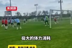 人气直线上升!汪海健遭遇申花小粉丝们围堵求签名