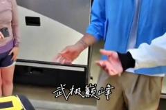毫无架子!受伤的库里为等候的球迷签名