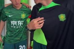 相当有范儿,于大宝赛前激励国安青训梯队小球员