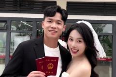 段刘愚真有福气,老婆这么漂亮啊!!看着像是杏花眼~