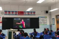 老师真好啊!还给同学们放欧冠看