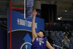 媒体人:NBA联合试训现场,多支球队观看杨瀚森CBA集锦