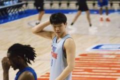 杨瀚森被误换下后小杨回归赛场,教练发现换错人