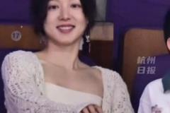 龙嫂美啊!马龙和家人现身CBA总决赛现场!爸爸讲解 妈妈拍照