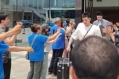 背水一战!北京男篮赴杭出征 球迷送行助威加油