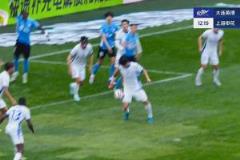 刘诚宇在己方禁区内疑似手球,VAR回看后判定无犯规