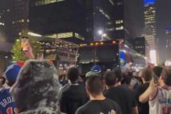 杀人诛心!绿军大巴离开纽约时,尼克斯球迷大喊“BYE,BYE”