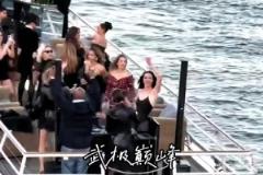 首次和抢劫人对峙!出席抢劫案后 金-卡戴珊现身巴黎游轮派对~