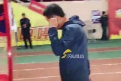于金永谢文能与老相识握手问候,问候太到位了