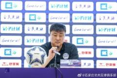 主教练张辉:罚下一人后平衡被打破,尽力踢到最后要感谢球员