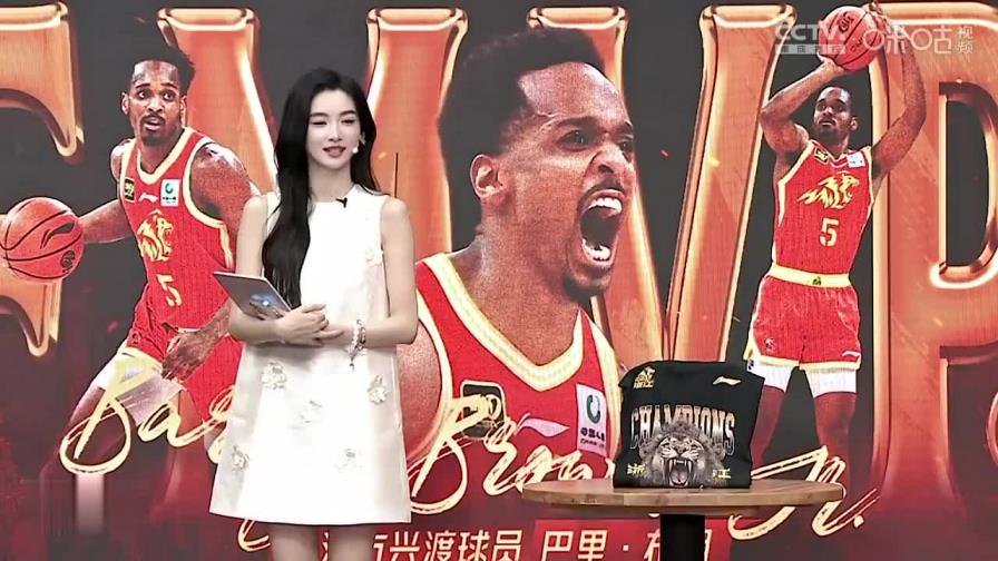 女主播称要向郭艾伦学习球技,郭艾伦回应她学不了