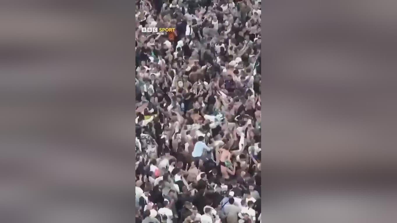 重写后的标题:久违的冠军!热刺球迷主场欢庆夺冠
