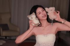 女篮球员卓识晒米白抹胸装:妈妈镜头下的我