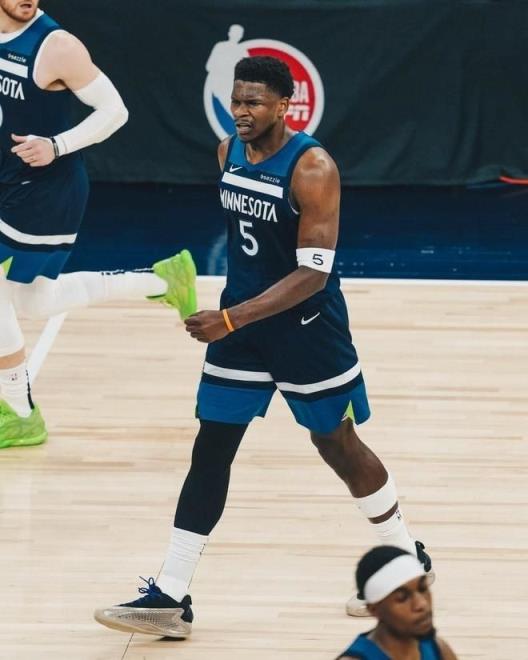 狼崽逆袭!NBA西决战报:华子30分挑战新科MVP,亚历山大选择养精蓄锐