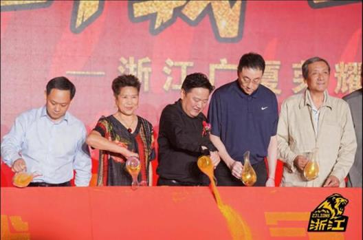 孙铭徽庆功会穿新黑西装,苏群透露背后原因