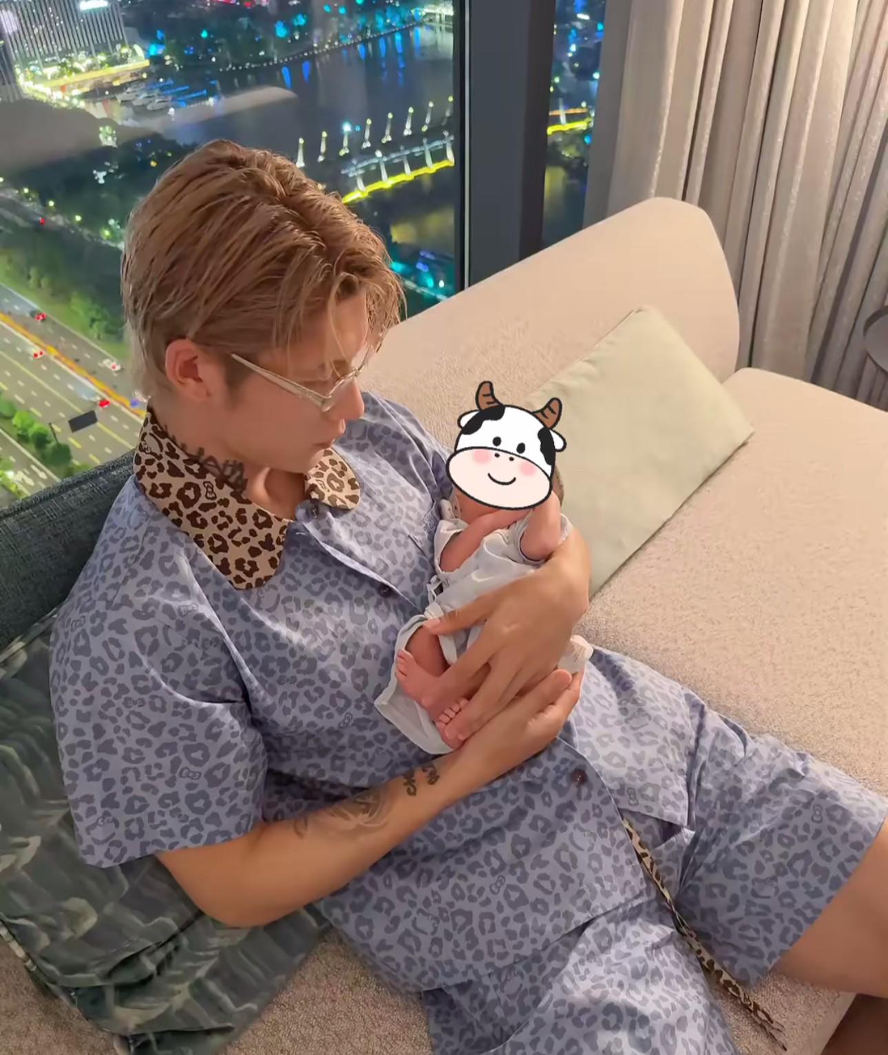 新晋父亲陈蒲晒哄娃照:吾家有囍,好事成双❤️