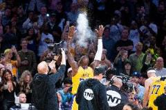 老詹赛前抛镁粉背后的秘密:NBA球员为何执着于涂松香粉和护手霜?