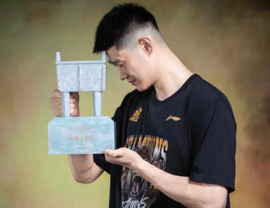 胡金秋公开生涯目标,或将成为下一个易建联,两位国手泪洒赛场